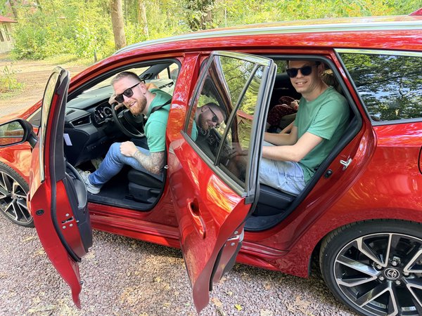 Mijndert and Jorijn are sitting in a car, wearing the same colors.
